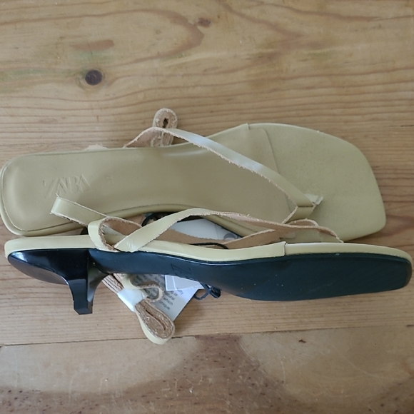 NWT Gorgeous Zara Beige Leather Thong Kitten Heel Sandals Size 37 - Picture 2 of 5